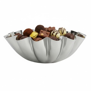 Ensemble de 3 bols à dessert en métal doré martelé à la main, élégants et modernes, pour la maison, la cuisine et la table. - Product Image 5