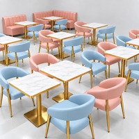 Ensemble de mobilier moderne pour café : chaises rose et bleues, tables en marbre, banquettes pour boulangerie, pâtisserie, glacier