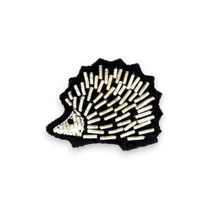 Broche de perro salchicha bordado a mano y broche de moda con cuentas de alambre de lingotes - Product Image 5