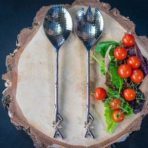 Serveur à salade en métal artisanal abordable avec poignée élégante prise en main confortable pour mélanger les feuilles de salade de fruits et légumes frais - Product Image 3