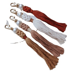 Cadeau de porte-clés de style fleur colorée en coton fait à la main pour elle et porte-clés en coton à usage quotidien simple - Product Image 1