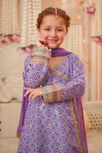 Chemise Lehanga en mousseline de soie acrylique pour filles pakistanaises élégantes pour enfants avec dentelle Zari Detailing pour les célébrations de fête de mariage Eid - Product Image 3