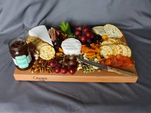 Planche à découper en bois de haute qualité avec couteau en acier inoxydable pour un service élégant - Product Image 2