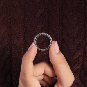 Anillo de compromiso de diamante cultivado en laboratorio redondo chapado en oro de 18 quilates para mujer - Product Image 1