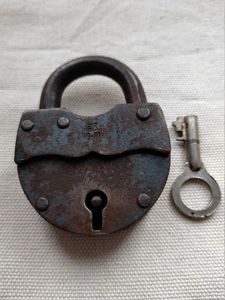 ชุดล็อคและกุญแจเหล็กสำหรับตกแต่งที่สมบูรณ์แบบสำหรับเฟอร์นิเจอร์โบราณที่เก็บของทำด้วยมือหรือบ้านที่มีธีมแบบชนบท - Product Image 6