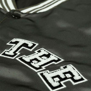 Chaqueta Varsity Informal con Capucha para Hombre, Verde y Negra, Bordada, Impermeable, Cortavientos, Mangas en Contraste, Cuello y Puños a Rayas, Dobladillo Cubierto - Product Image 5