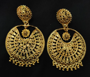 Boucles d'oreilles de vente chaude serties de boucles d'oreilles Jhumka plaquées or 22CT de conception traditionnelle bijoux pour les femmes portées par les exportateurs - Product Image 2