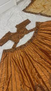 Achetez maintenant : Ensemble Lehenga Choli de créateur en tissu de soie pure avec broderie au fil, spécial Haldi pour mariée, avec Dupatta, Cancan et attache en toile - Product Image 5