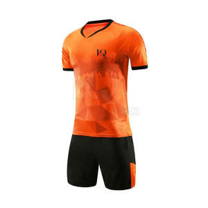 Uniforme de football pour hommes de qualité supérieure, design personnalisé, léger, séchage rapide, respirant, 100% polyester, vêtements d'entraînement et de sport - Product Image 1