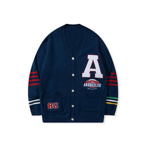 Pull cardigan rétro style universitaire pour homme, collection automne-hiver 2026, polyvalent, coupe ample, col boutonné, manches longues avec lettres - Product Image 1