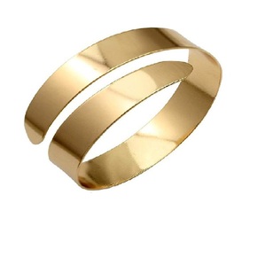 Bracelet manchette large en laiton massif fait main, style vintage, pour femme, en laiton éthique, vente en gros depuis l'Inde - Product Image 6