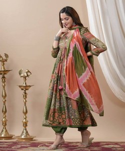 Chic Stylish Fusion Salwar Kameez Vestido moderno de estilo pakistaní en tela tradicional para fiestas - Product Image 3