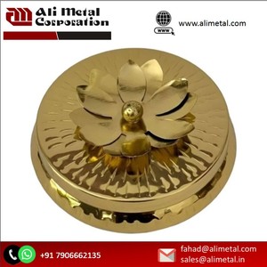 Contenedores para velas Redondo personalizado con diseño de flores Tarro de vela de metal único disponible con tapa para vela y totalmente personalizado. - Product Image 2