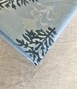 ผ้าฝ้ายพิมพ์ลายด้วยมือ ลายดอกไม้แบบมินิมอล ดีไซน์บูติ |   ผ้าทอพื้นเมืองอินเดียสีฟ้า - Product Image 4