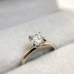 Anillo de compromiso minimalista de diamante de moissanita de corte redondo de 4mm | Solitario clásico de 4 puntas | Plata de Ley 925 o chapado en oro de 18 quilates - Product Image 1