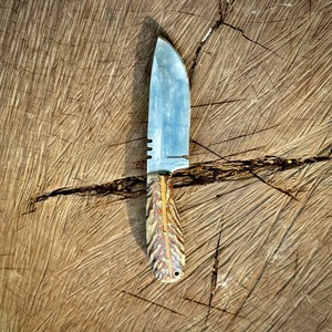 Meilleur couteau de skinner fait à la main avec poignée en résine personnalisable OEM Meilleurs couteaux de chasse Cadeau pour bricolage en acier inoxydable - Product Image 4