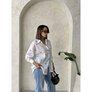 เสื้อผู้หญิงปักลายผ้าโปร่งสไตล์กาแฟ Topshow ขายส่ง - Product Image 4