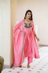 Ensemble de costume Anarkali brodé de luxe Unity avec dupatta, tissu en mélange de soie douce, pour les fêtes et les occasions spéciales - Product Image 4