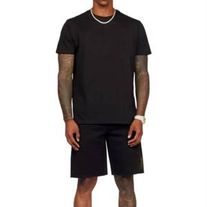 Ensemble t-shirt et short à la mode et durable pour hommes-confortable et tendance pour toutes les occasions - Product Image 1