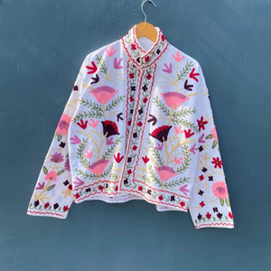 Chaqueta Corta Boho Blanca, Bordada con Diseño Floral Suzani, 100% Algodón, Antiarrugas, Transpirable y Resistente al Viento - Product Image 1