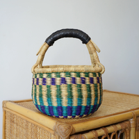 Panier bolga africain écologique fait à la main avec poignée en cuir pour une organisation élégante de la maison et des sorties de marché