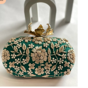 Monederos y bolsos de noche bordados a mano hechos a medida ideales para diseñadores de moda y tiendas de accesorios de moda para reventa - Product Image 1