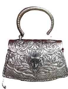 Pochette en métal gravée à la main en laiton pour filles à l'occasion de mariage et de fête à bas prix BY LUXURY BRAFTS - Product Image 1