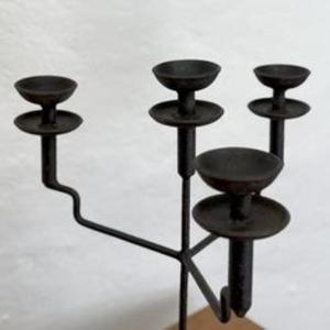 Portavelas grande de hierro con curvas dramáticas y Diseño atrevido perfecto para crear una llamativa pantalla central - Product Image 1