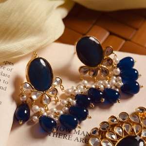 Collar choker estilo vintage color granate con pedrería Kundan y pendientes colgantes florales a juego con piedras ovaladas rojo intenso y blancas - Product Image 6