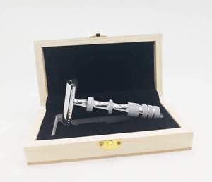 มีดโกนโครเมียมปลอดภัยสำหรับผู้ชายทำจากสเตนเลสพร้อมที่จับไม้ไผ่สำหรับใช้ในบ้านนำเสนอในกล่องไม้ - Product Image 1