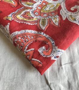 Tissu en coton imprimé à la main, motif floral paisley rouge |   Textile indien traditionnel - Product Image 2