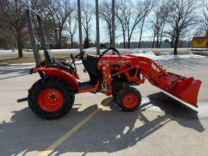 Tractor Kubota LX2610 4x4 Equipado con Cargador Frontal, Ideal para Tareas Agrícolas, Desbroce de Terrenos y Manipulación de Materiales - Product Image 3