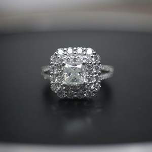 Anillo de Aniversario con Doble Halo y Diamantes con Corte Princesa para Mujer - Product Image 3