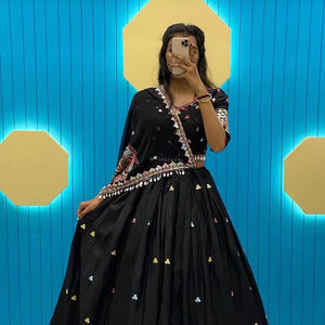 Último nuevo diseñador Navratri algodón especial hermoso espejo de papel bordado y Kodi encaje trabajo Lehenga y Choli con Dupatta - Product Image 1