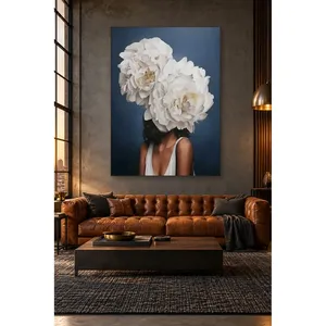 Impression sur toile Fida Femme bleu marine avec tête de pivoine blanche - Product Image 4