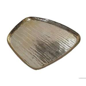 Plateau de restauration en aluminium au design unique en forme de feuille idéal pour servir des plats lors de dîners haut de gamme - Product Image 6