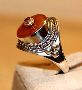 Anillo de Plata 925 con Baño de Oro de 24K y Coral Rojo Sintético, Hecho a Mano, Estilo Étnico, Anillo de Compromiso Personalizado - Product Image 6