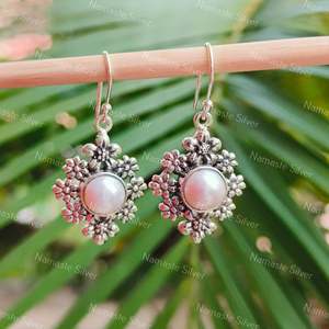 Pendientes Colgantes de Plata de Ley 925 con Perlas de Agua Dulce, Joyería Floral Hecha a Mano, Regalo de Piedra de Nacimiento de Junio con Diseño Floral - Product Image 3