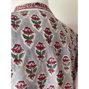 Colección de Blusas Modestas con Cuello Mandarín, Tejido Gris Estampado a Mano, Transpirable, para Uso Diario Informal - Product Image 4