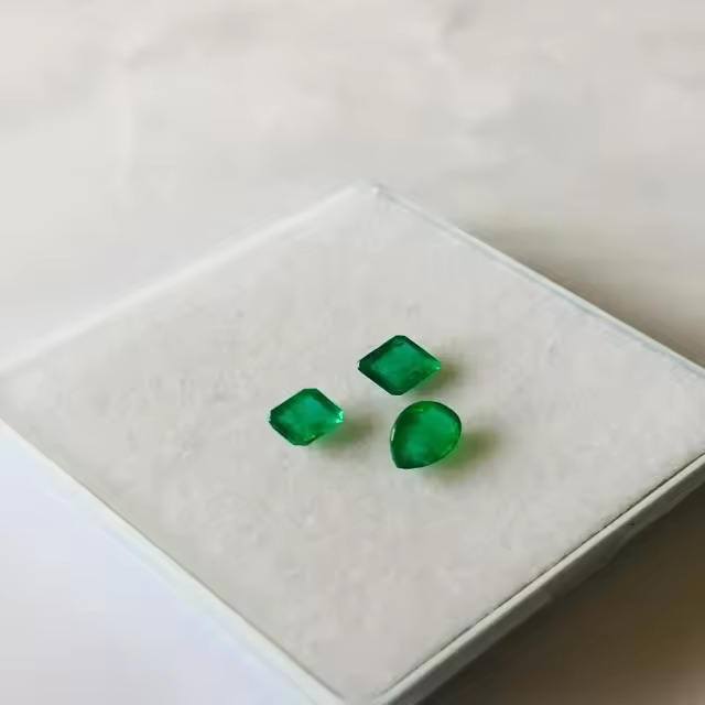 สีเขียว