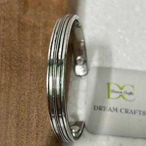 Ultimate Metal Silver Bracelet Cuff Hecho a mano Diseño único Pulido Tallado Kada Para Unisex Moda de moda y lámpara de sal vintage - Product Image 1