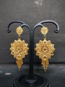 Acheter des boucles d'oreilles de conception traditionnelle sertie de boucles d'oreilles Jhumka plaqué or 22CT bijoux pour femmes porter par les exportateurs - Product Image 2