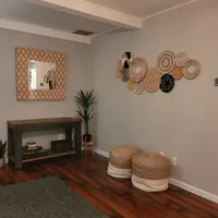 Ensemble d'art mural en crochet bohème rustique moderne, paniers décoratifs en bambou, assiettes tissées en jonc de mer, suspension murale verticale en rotin
