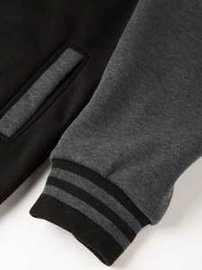 Veste de baseball universitaire matelassée d'hiver à capuche, mélange de coton 100%, bicolore, unisexe, corps noir, manches grises, streetwear, devant - Product Image 5