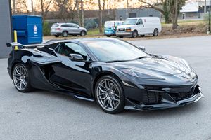 Corvette Z06 Convertible 3LZ 2025 ~4,300 Millas, Motor V8 LT6 de 670 hp, Paquetes de Apariencia Aerodinámica y del Motor en Carbono, Interior Habanero - Product Image 3