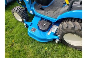 Tracteur utilitaire LS Tractor MT125 avec tondeuse à montage central de 60 pouces offrant un excellent contrôle et une grande durabilité - Product Image 3