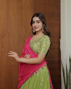 Venta al por mayor diseñador indio y paquistaní Semi cosido Lehenga Choli para mujeres con trabajo de bordado pesado disponible a bajo precio - Product Image 3