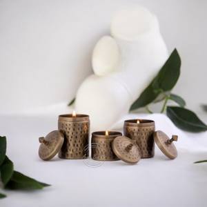 Bougie parfumée en métal avec couvercle, finition martelée élégante, plusieurs mèches, lueur chaude pour une décoration intérieure relaxante et des cadeaux. - Product Image 4