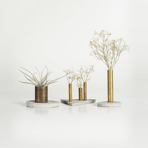 Jarrones de metal elegantes hechos a mano, antigüedades, urnas de metal, macetas decorativas de madera de ratán, centros de mesa para el hogar y eventos - Product Image 5