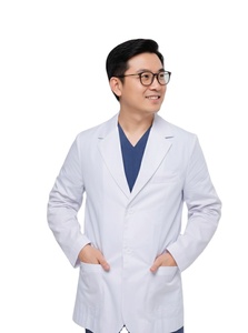 Profesional médico asiático seguro de sí mismo, con bata de laboratorio blanca abotonada y camiseta médica azul marino con cuello en V. - Product Image 4